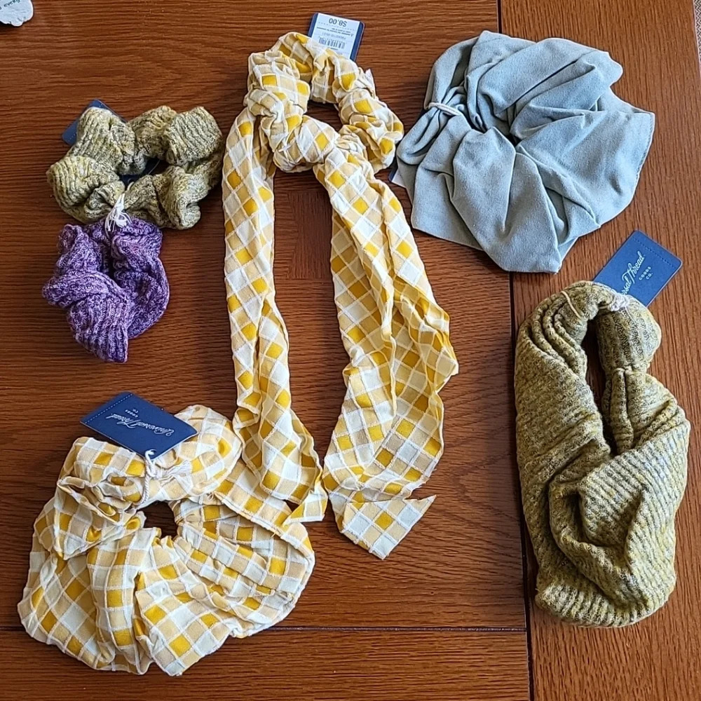 Universal Thread Hair Accessories NEW 5 Piece Bundle Scrunchies Headwrap Twister
